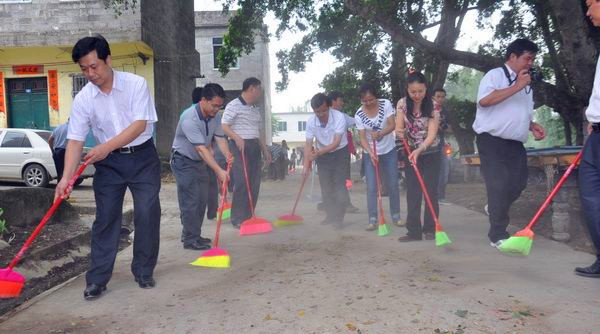 自治县党委常委、宣传部部长、人民政府副县长蓝海洲（左一）在百林乡参加清洁活动。